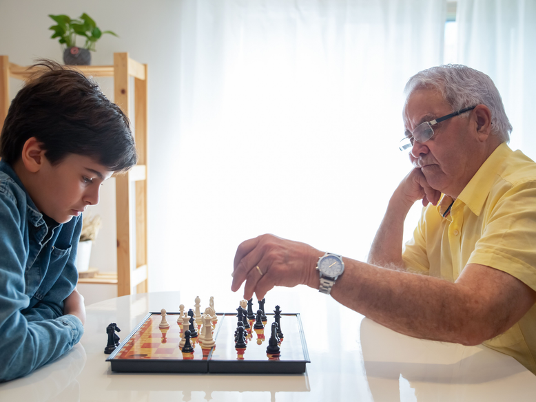 Abuelo y nieto compartiendo